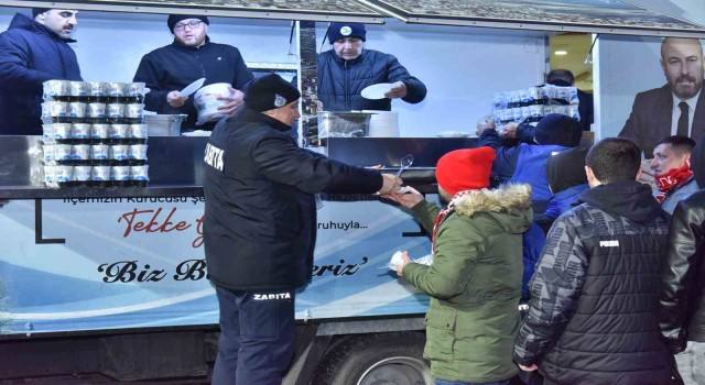 Başkan Togardan taraftara pilav ikramı