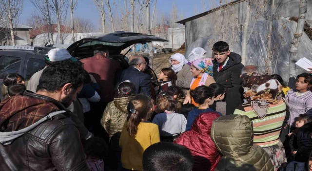 Başkan Turandan çocuklara bot ve mont desteği