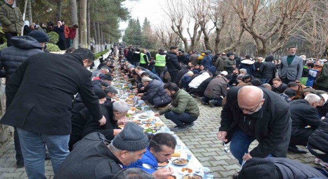Batmanda binlerce kişi yaklaşık 2 kilometrelik yer sofrasında buluştu