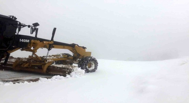 Batmanda kar nedeniyle kapanan köy yollarında çalışmaları devam ediyor