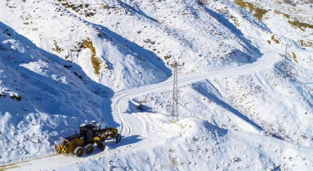 Batmanda kar yağışı nedeniyle kapanan köy yolları ulaşıma açıldı