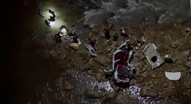 Batmanda otomobil köprüden uçtu: 2 ölü, 1 yaralı