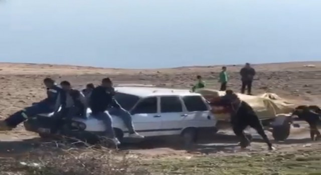 Batmanlılar, yolda kalan otomobili ilginç bir yöntemle çıkarttı
