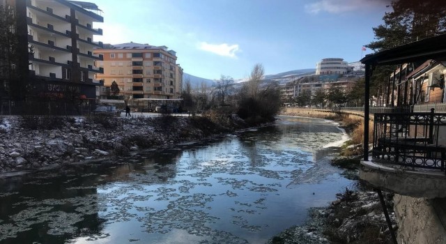 Bayburtta Çoruh nehri kısmi buz tuttu