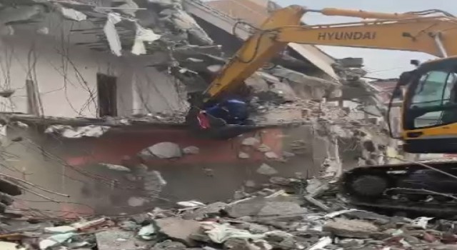 Bayrak hassasiyeti yıkımı durdurdu, o anlar herkesi duygulandırdı