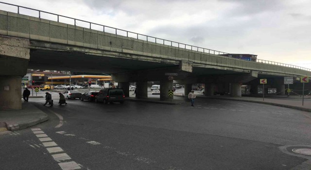 Bayrampaşada İBB tarafından yapılan köprü bakımsızlık nedeniyle tehlike saçıyor