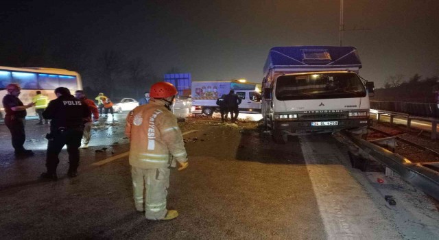 Bayrampaşada kamyonet ile otomobil çarpıştı: 6 yaralı