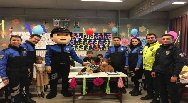 Bayrampaşada polis maskotu Cesur karne dağıttı