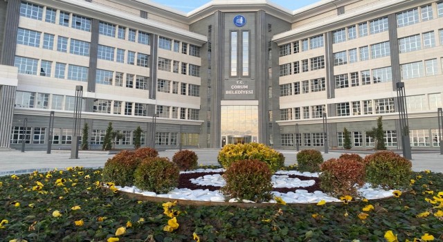 Belediye, yeni hizmet binasında çevre düzenlemesi yapıyor