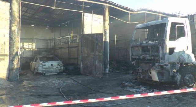 Belediyenin garajında patlama: Makam aracı yandı, çöp toplama aracı hasar gördü