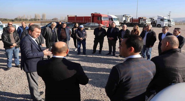 Bergamada vatandaşlar gelişigüzel bırakılan tır ve kamyonlardan kurtuldu