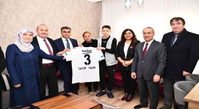 Beşiktaşlı Tayyip Talhadan sürpriz karne hediyesi