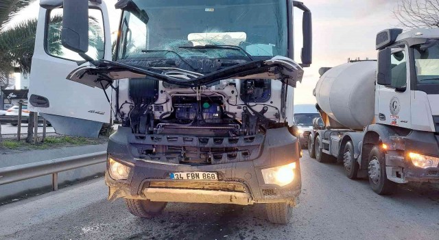 Beton mikseri minibüse çarptı: 1i ağır 5 yaralı
