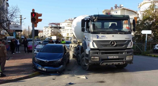 Beton mikserinin çarptığı otomobil trafik ışığına vurarak durabildi