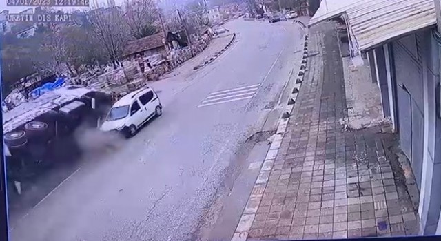 Beykozda duvara çarpan kamyon metrelerce sürüklendi: 2 ağır yaralı