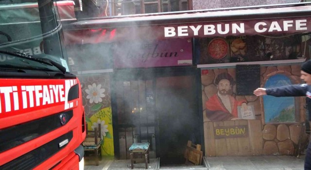 Beyoğlunda çatı yangını paniğe neden oldu