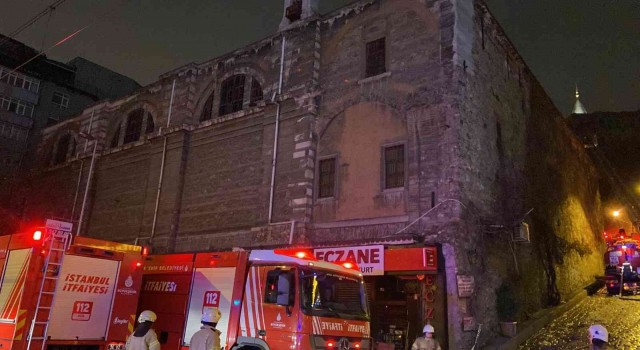 Beyoğlunda Ermeni Kilisesinin lojmanı alev alev yandı: 2 yaralı