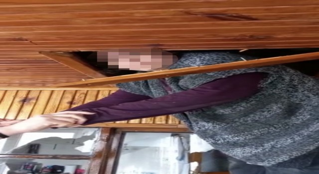Beyoğlunda FETÖ firarisi kadının tavan arasında yakalandığı anlar kamerada