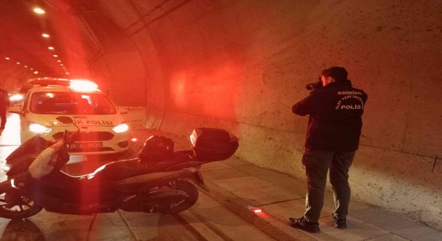 Beyoğlunda tünel içinde motosikletin kontrolünü kaybederek duvara çarpan sürücü hayatını kaybetti