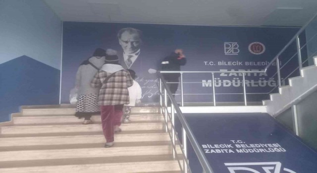 Bilecikte çocuklarıyla dilenen kadın zabıta ekiplerince yakalandı