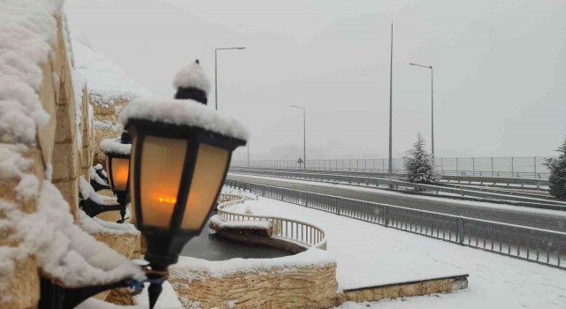 Bingölde beklenen kar yağdı, şehir beyaza büründü