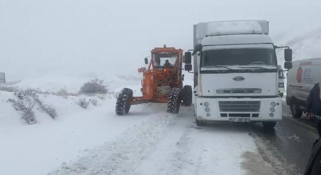 Bingölde kar ulaşımı engelledi