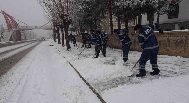 Bingölde kar yağdı, belediye ekiplerinin mesaisi de başladı