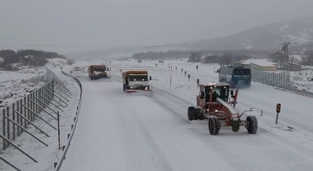 Bingölde karayolları ekiplerinin karla mücadelesi