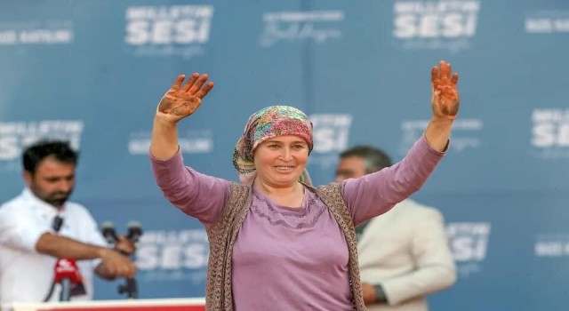Binlerce CHPlinin alkışladığı Esma AK Parti rozeti taktı