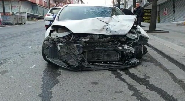 Bir otomobil sürücüsü yolcu almaya giden servis aracına çarptı: 1 yaralı