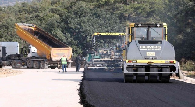 Bodrum Mümtaz Ataman Caddesinde sıcak asfalt dökümü devam ediyor