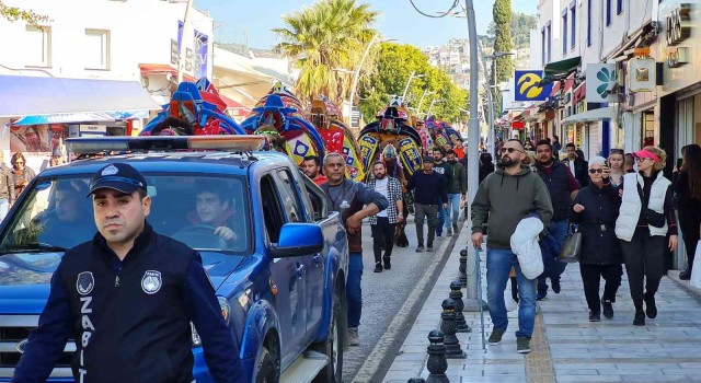 Bodrumda develi kortej yürüyüşü renkli görüntüler oluşturdu