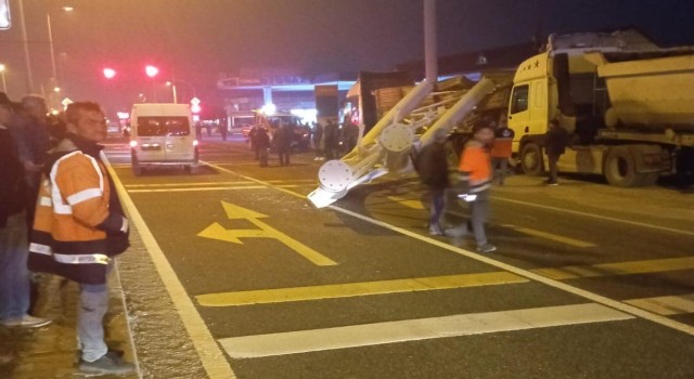 Bolu Dağında freni patlayan tır, park halindeki tırlara çarptı