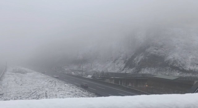 Bolu Dağında sis ve karla karışık yağmur etkili oluyor