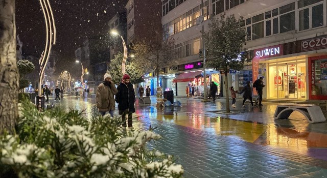 Boluda şehir merkezinde kar yağışı etkili oluyor