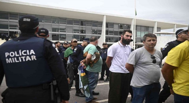 Brezilyada Bolsonaro destekçisi bin 500 kişi gözaltına alındı