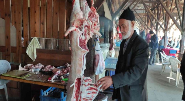 Bu kavurmacıların ünü il sınırlarını aştı... Gelenler yer bulamıyor