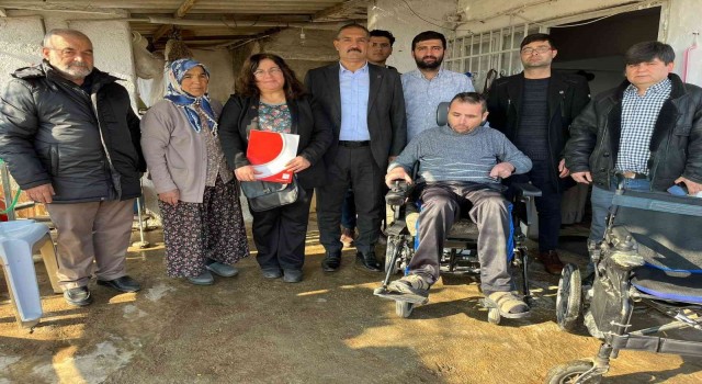 Buldanda engelli iki kardeş tekerlekli sandalyeyle sevindi