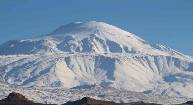 Bulutlar çekildi, Ağrı Dağı ortaya çıktı