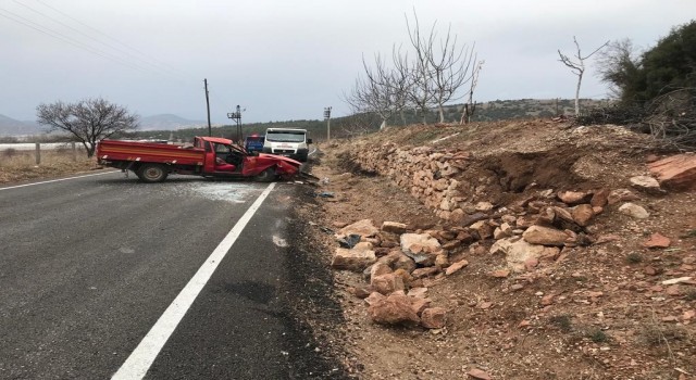 Burdurda çocuk sürücü kullandığı araçla duvara çarptı, annesi öldü.