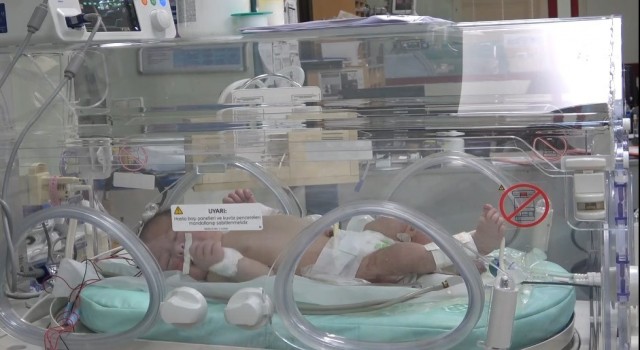 Burdurda kapı önüne terk edilen bebeğin tedavisi yoğun bakımda devam ediyor