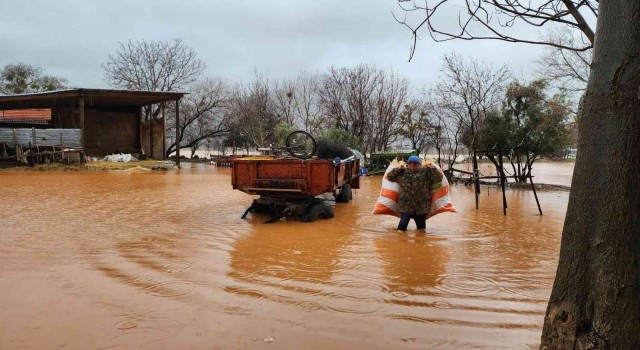 Burdurda sağanak etkili oldu, evler ve araziler sular altında kaldı
