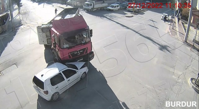Burdurdaki trafik kazaları kameralara yansıdı