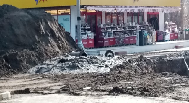 Burhaniye de kanalizasyon kazısı mahalleyi internetsiz bıraktı