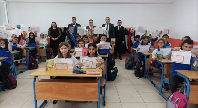 Burhaniyede öğrencilerin karne sevinci