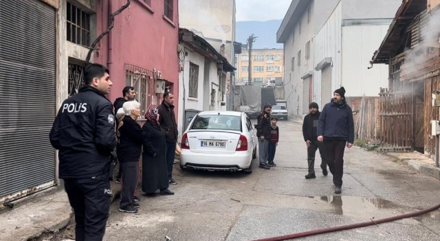 Bursada 3 katlı apartmanın altında bulunan kereste deposu alev alev yandı