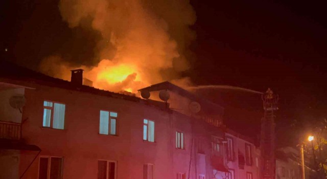 Bursada 3 katlı apartmanın çatısı alev alev yandı