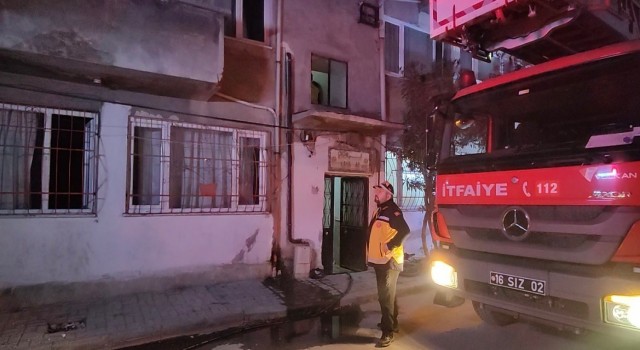 Bursada 5 katlı binanın 2. katında doğal gaz patlaması sonucu yangın çıktı