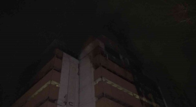 Bursada 7 katlı otoparkta çıkan yangında 3 araç kül oldu