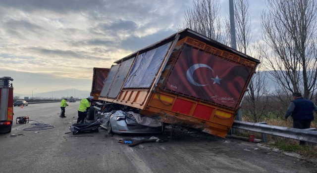 Bursada akılalmaz kaza : TIRa çarpan otomobil, dorsenin altına girdi : 1 ölü